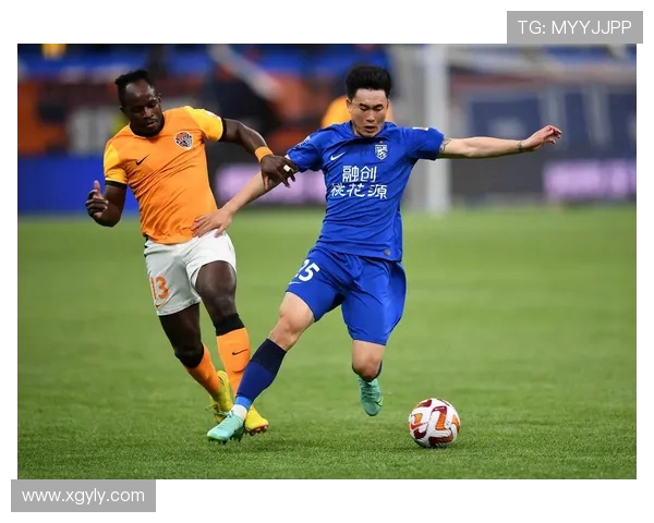 武汉三镇鏖战赛场激烈对决展现球队坚韧意志与城市足球精神